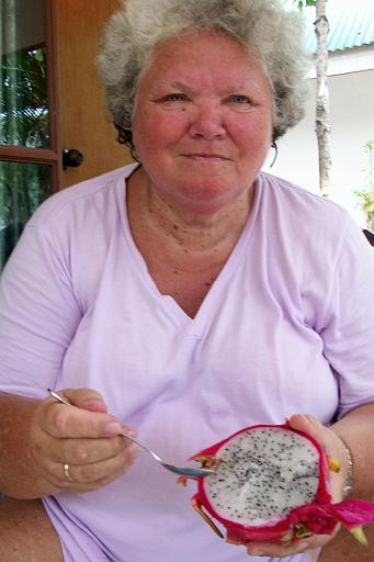 Bangburd 12.jpg - Beim Mittagsessen - reife Drachenfrucht